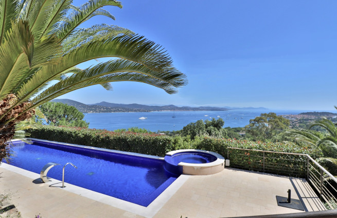 heated swimming pool with panoramic sea view in Saint-Tropez