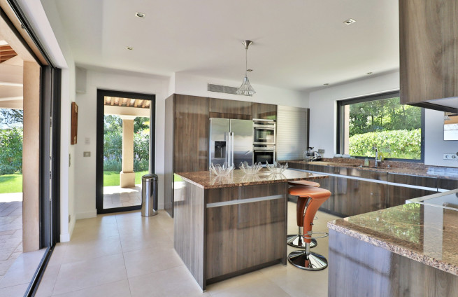 fully equipped luxury kitchen - villa Gassin