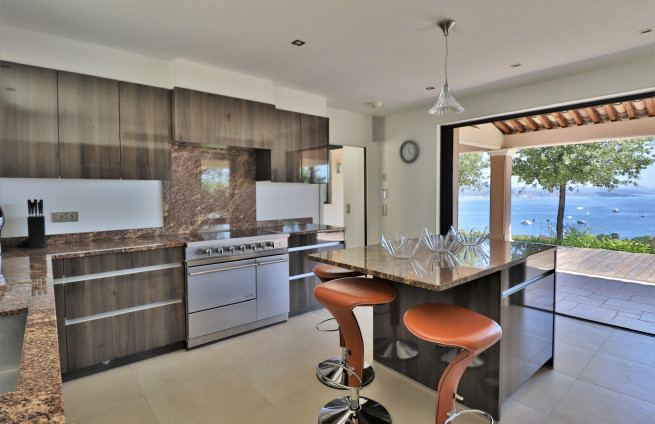 fully equipped kitchen, sea view, covered terrace, Villa Gassin