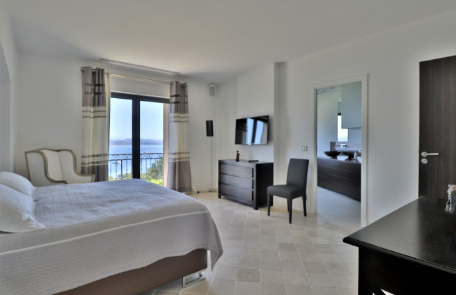 wake-up-with-sea-view-luxury-room-villa-gassin