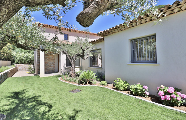 entrée-villa-jardin-mediterranéen-essences-arbres-grimaud