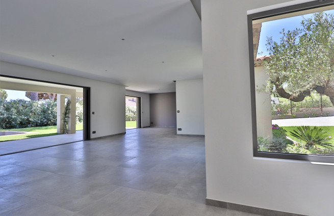 bright villa for sale near Beauvallon beaches