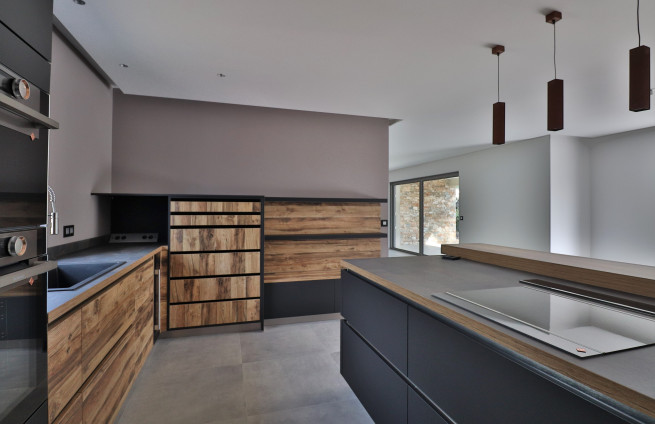 villa-uitgeruste-keuken-eiland-Grimaud-hout