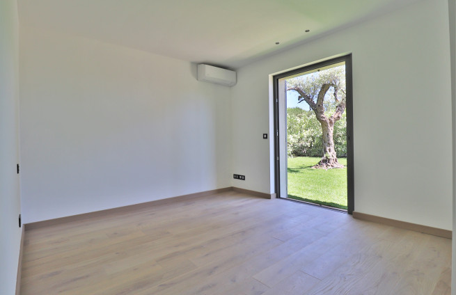 Villa neuve à pied des plages à vendre à Beauvallon