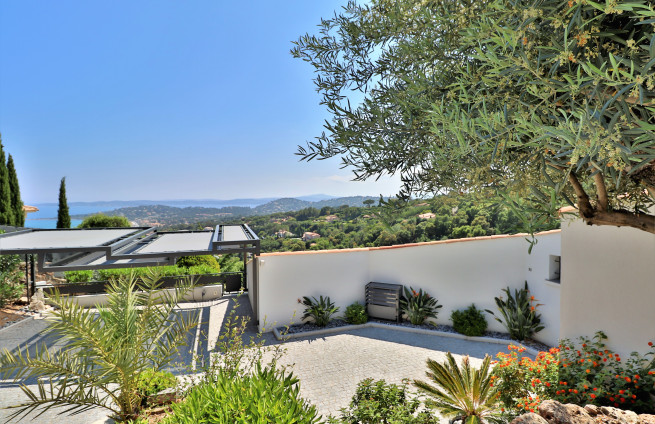 Carport-ingang-moderne-villa-zee-uitzicht-Sainte-Maxime