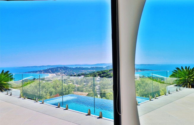 Hoofdslaapkamer met uitzicht op zee en wekker, met uitzicht op de Golf van Saint-Tropez.