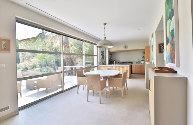 Salle-à-manger-ouverte-terrasse-ensoleillée-var-saint-tropez