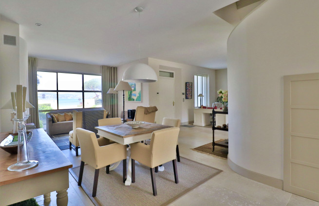 Lichte woonkamer met uitzicht op zee in Saint-Tropez