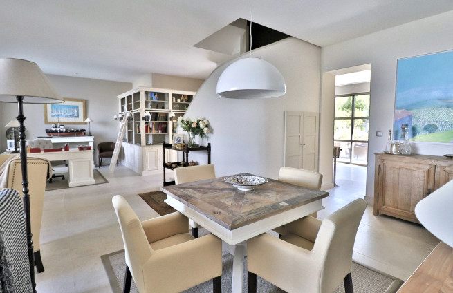 Salon-séjour-cosy-villa-Saint-Tropez