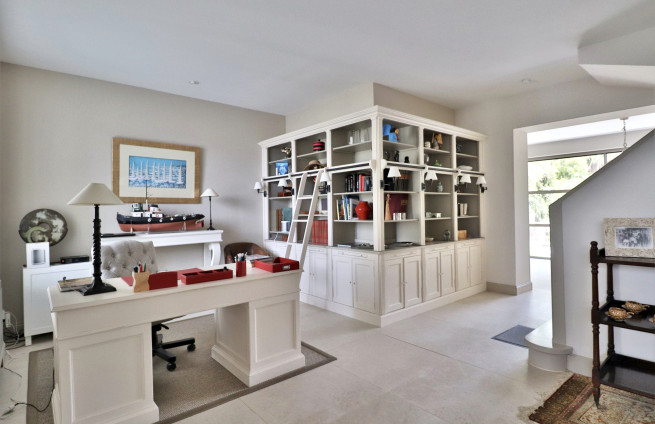 Bureau-avec-bibliothèque-villa-prestige-saint-tropez