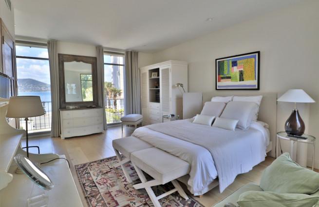 Chambre-suite-avec-terrasse-privée-vue-mer-saint-tropez