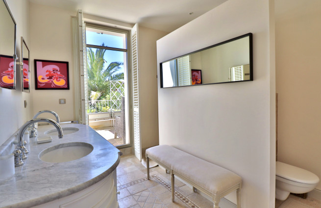 Luxury master suite with bathroom in Saint-Tropez