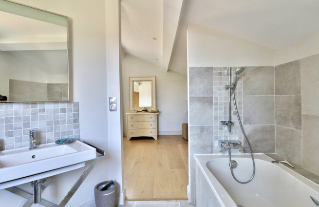 badkamer-slaapkamer-verdieping-privé-hotel-Saint-Tropez