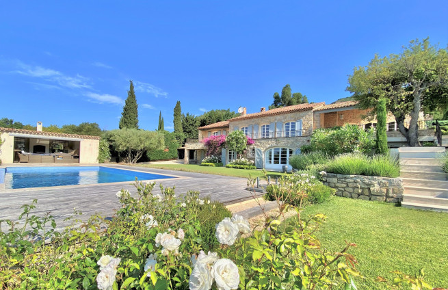 Luxe stenen villa in Beauvallon, Grimaud, met uitzicht op zee en de Golf van Saint-Tropez.