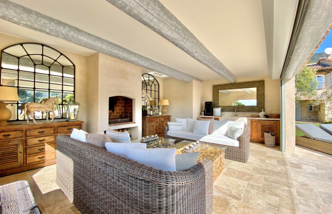 cuisine-ete-pool-house-bord-piscine-beauvallon