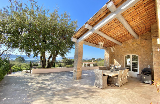 terrasse-couverte-repas-famille-vue-mer-beauvallon