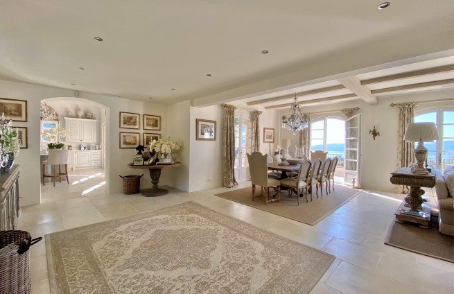 Entrance hall, dining room, sea view, Villa Beauvallon