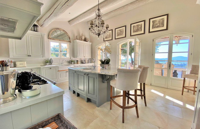 cuisine-equipée-ouverte-terrasse-couverte-luxe-beauvallon