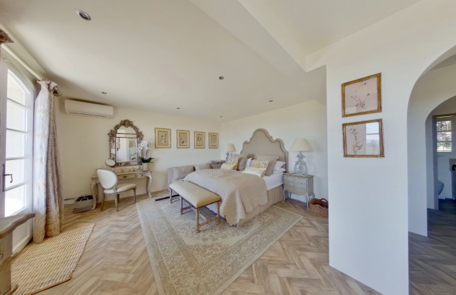 hoofdslaapkamer-kleedkamer-badkamer-villa-Grimaud