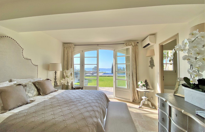 ambiance-chambre-vue-mer-piscine-grimaud