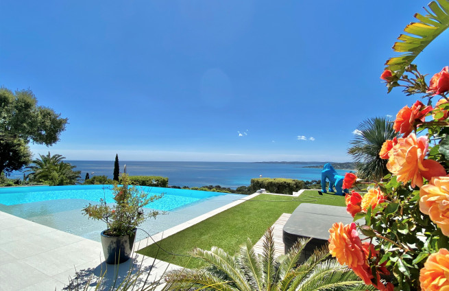 luxury villa Sainte-Maxime - panoramic sea view - infinity pool