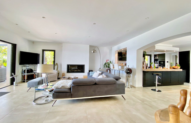 Salon-séjour-cheminée-insert-villa-à-vendre-sainte-maxime