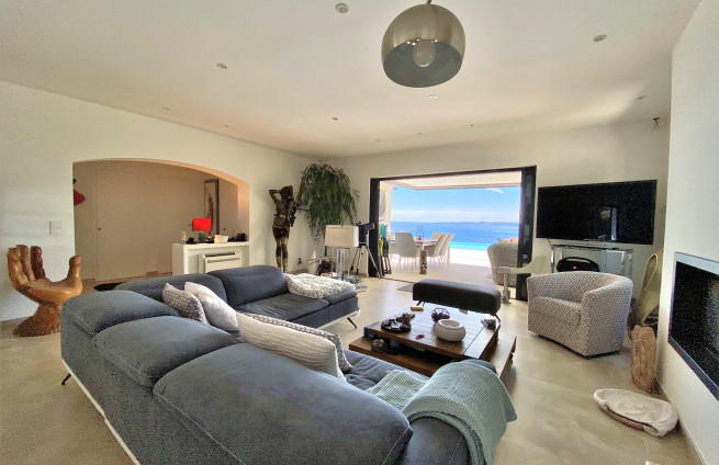 Salon-séjour-cheminée-ouverture-terrasse-vue-mer-sainte-maxime