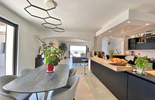 Lichte eetkamer met toegang tot terras en zwembad in een villa in Sainte-Maxime.