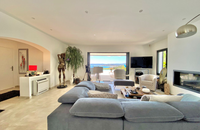 Woonkamer met panoramisch uitzicht op zee - villa te koop - Nartelle