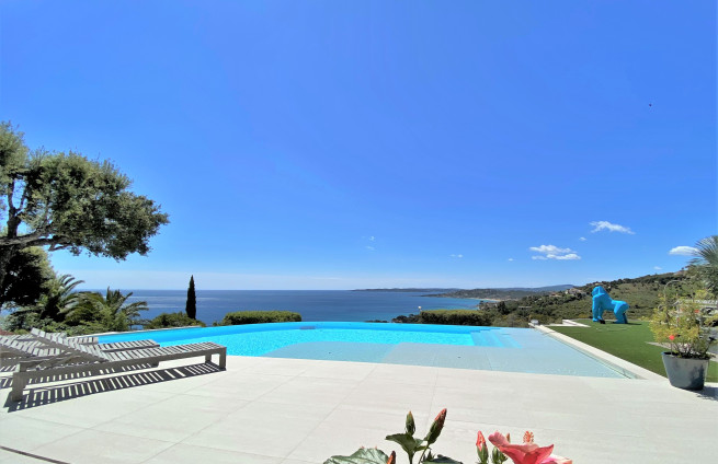 infinity pool with panoramic sea view - La Nartelle