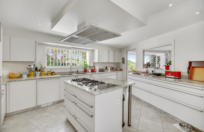 cuisine-ouverte-professionnelle-villa-à-vendre-ramatuelle