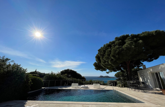 vue-mer-depuis-piscine-villa-domaine-privé-escalet