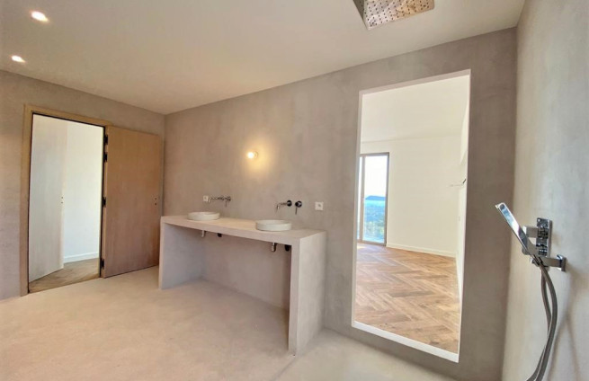 Designbadkamer met inloopdouche en uitzicht op zee - villa in Croix-Valmer