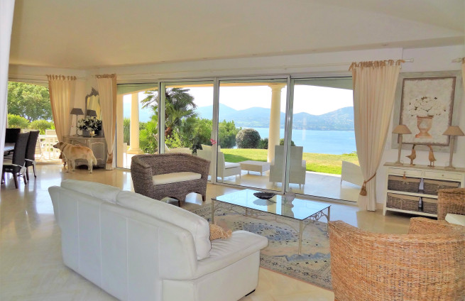 Salon-séjour-ouvert-vue-mer-panoramique-villa-Gassin