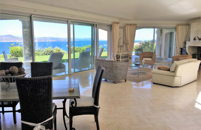 bright living/dining room with sea view - villa in Saint-Tropez