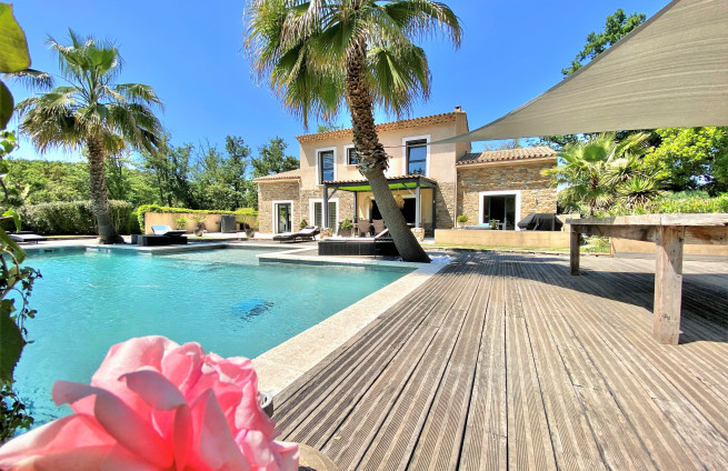 Recent gebouwde villa te koop in Gassin, Croix-Valmer, met terras en zwembad.