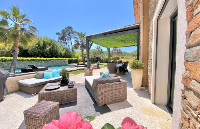 sunny terrace with garden view - villa Gassin