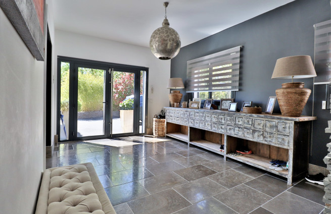 hall-entree-spacieux-marbre-villa-gassin