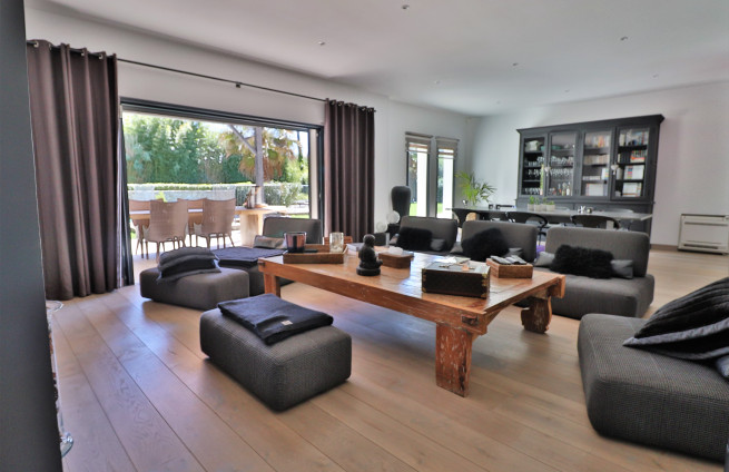 living room opening onto terrace - villa for sale - Gassin