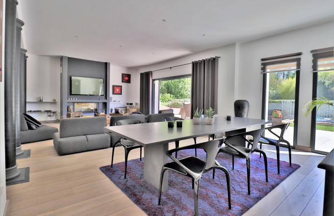 Dining room with pool view - Villa Gassin