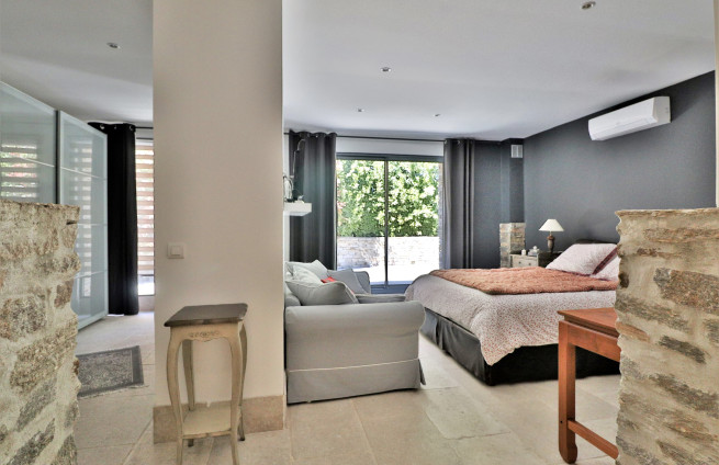 chambre-avec-salle-de-bain-privee-invites-gassin