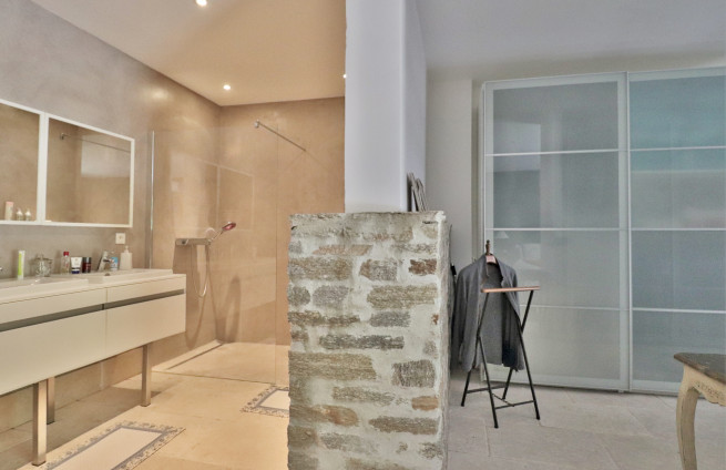 private shower room for guests - gassin