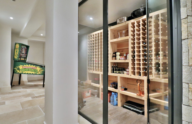 Gassin wine cellar with a capacity of 500 bottles