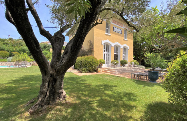 prestigious mansion near the town center of La Croix-Valmer