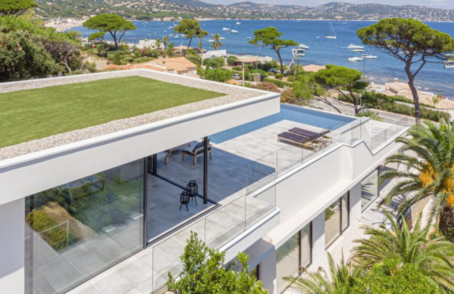 Moderne villa met panoramisch uitzicht op zee te koop in Sainte-Maxime.