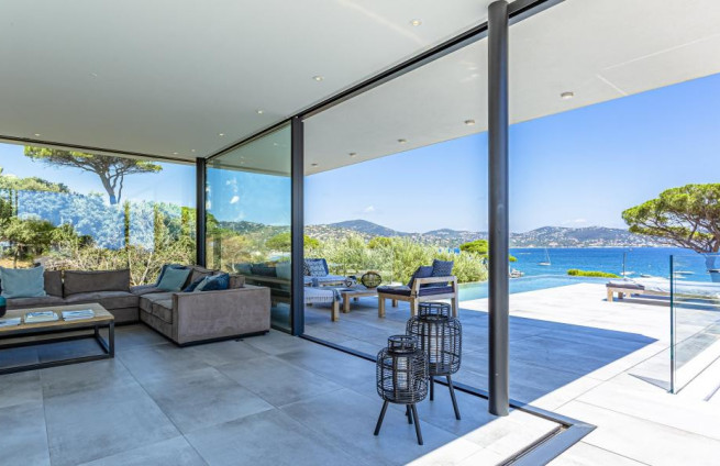 Panoramisch uitzicht op zee vanuit de woonkamer van de te koop aangeboden villa in La Nartelle.