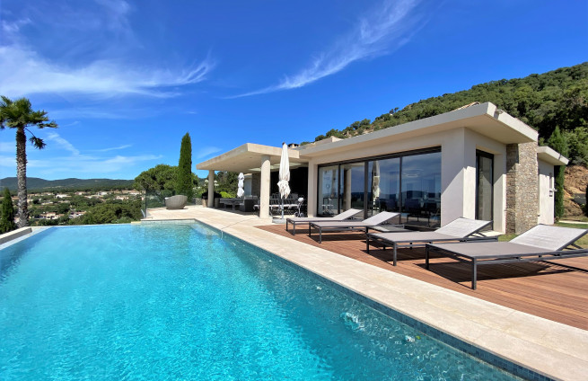 villa-immobilier-5-chambres-piscine-à -vendre-beauvallon