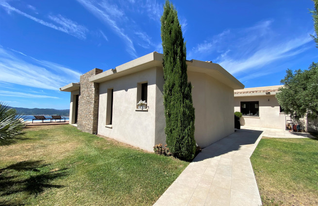facade-entrance-luxury-villa-beauvallon-saint-tropez