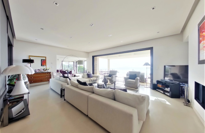 Salon-sejour-vue-mer--beauvallon-villa-luxe-cheminee