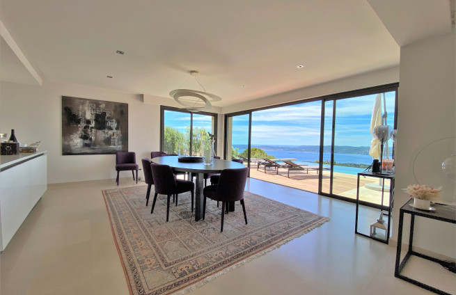 salle-a-manger-villa-beauvallon-luxe-vue-mer-saint-tropez